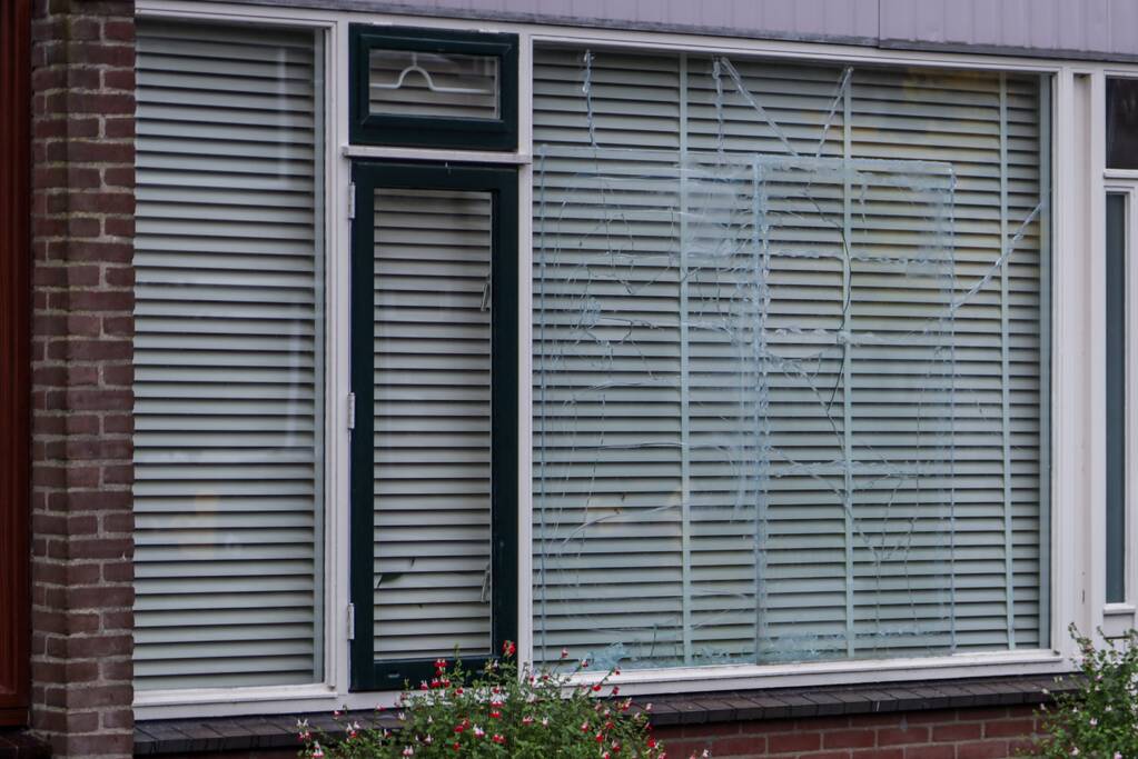 Explosie in voortuin woning door zwaar vuurwerk, twee mannen aangehouden