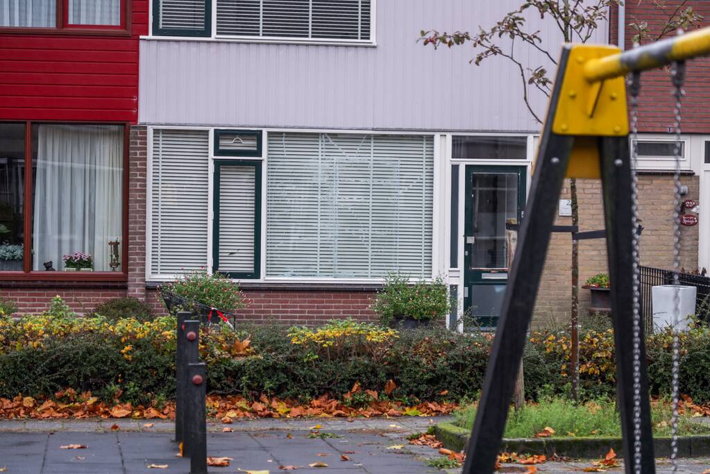 Explosie in voortuin woning door zwaar vuurwerk, twee mannen aangehouden