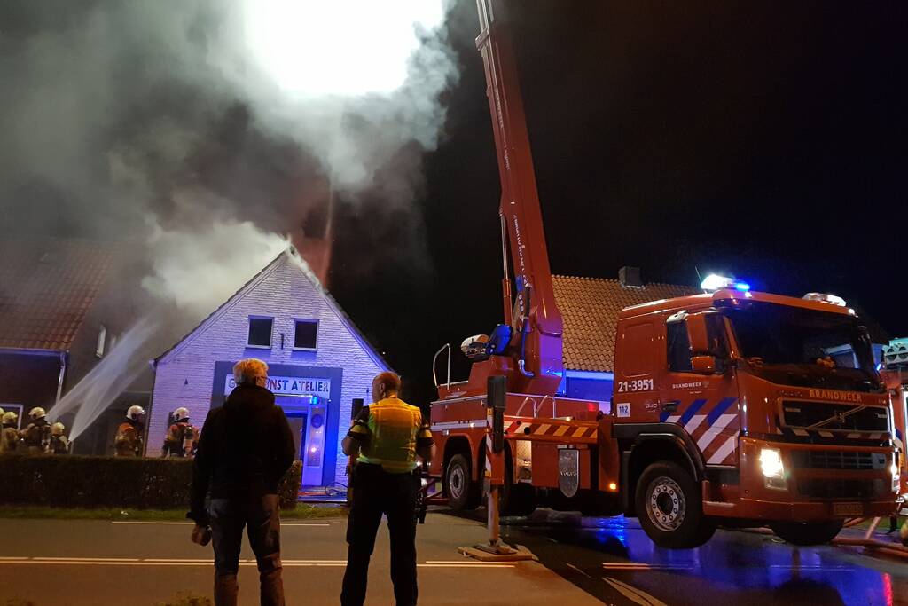Twee woningen ontruimd na uitslaande brand in atelier