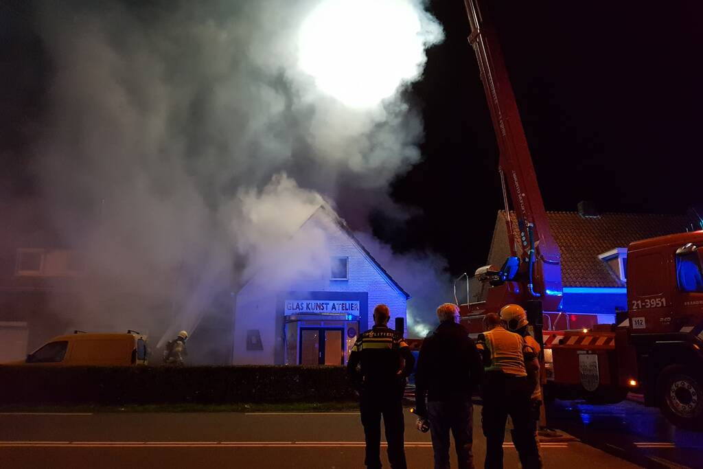 Twee woningen ontruimd na uitslaande brand in atelier