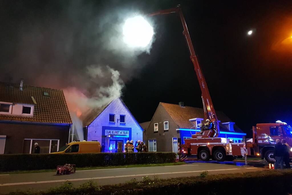 Twee woningen ontruimd na uitslaande brand in atelier