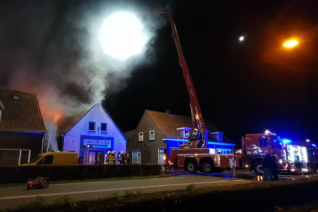 Twee woningen ontruimd na uitslaande brand in atelier