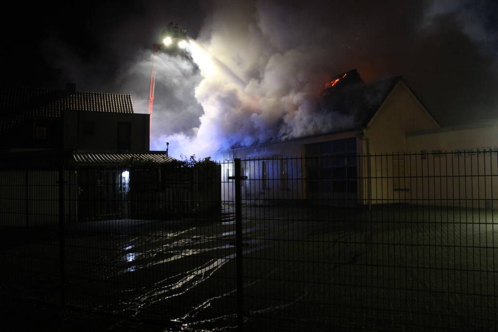 Twee woningen ontruimd na uitslaande brand in atelier