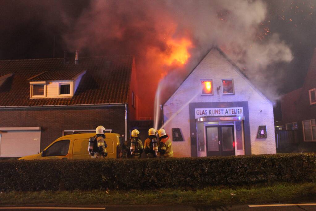 Twee woningen ontruimd na uitslaande brand in atelier