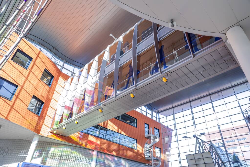 Brandweer verricht metingen na vreemde lucht in kantoorpand