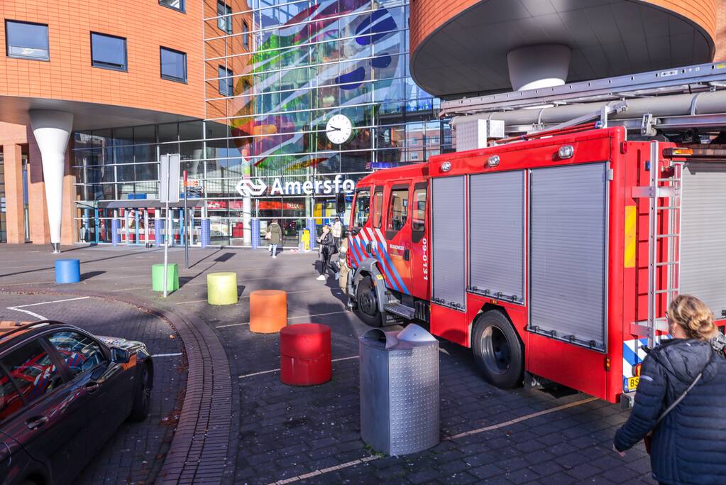 Brandweer verricht metingen na vreemde lucht in kantoorpand