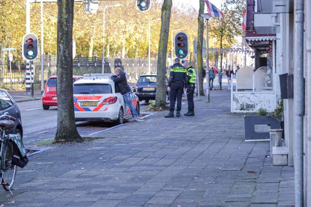 Auto en fietser komen met elkaar in botsing