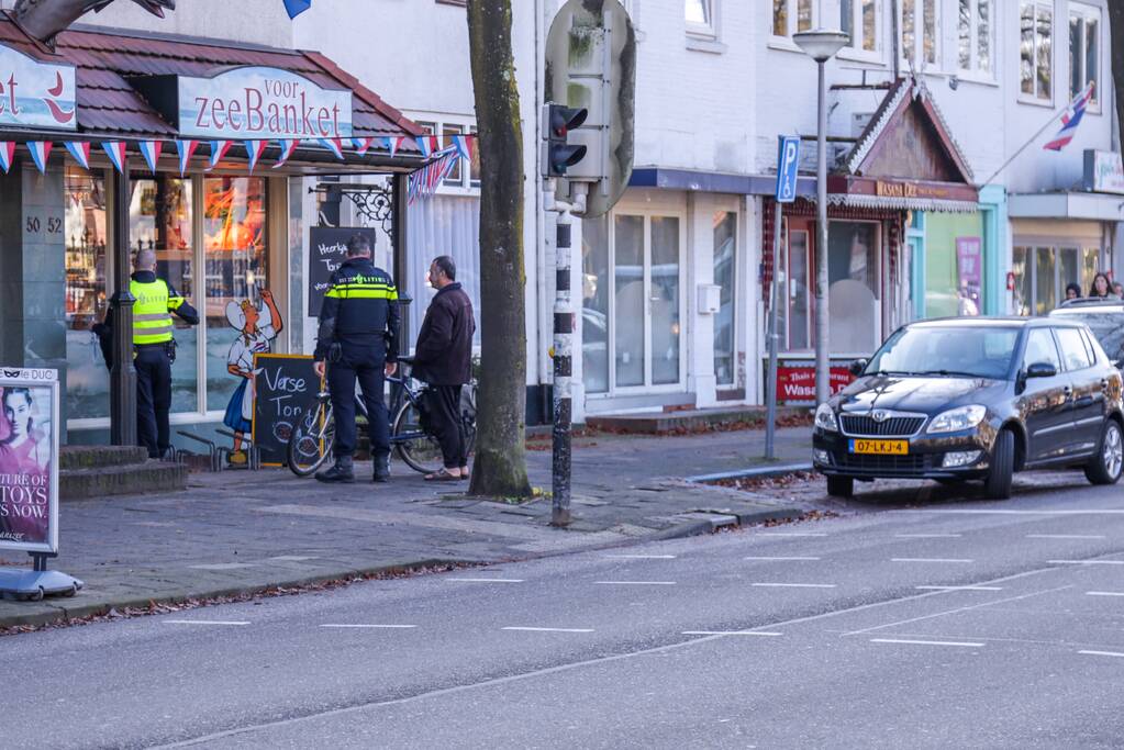 Auto en fietser komen met elkaar in botsing