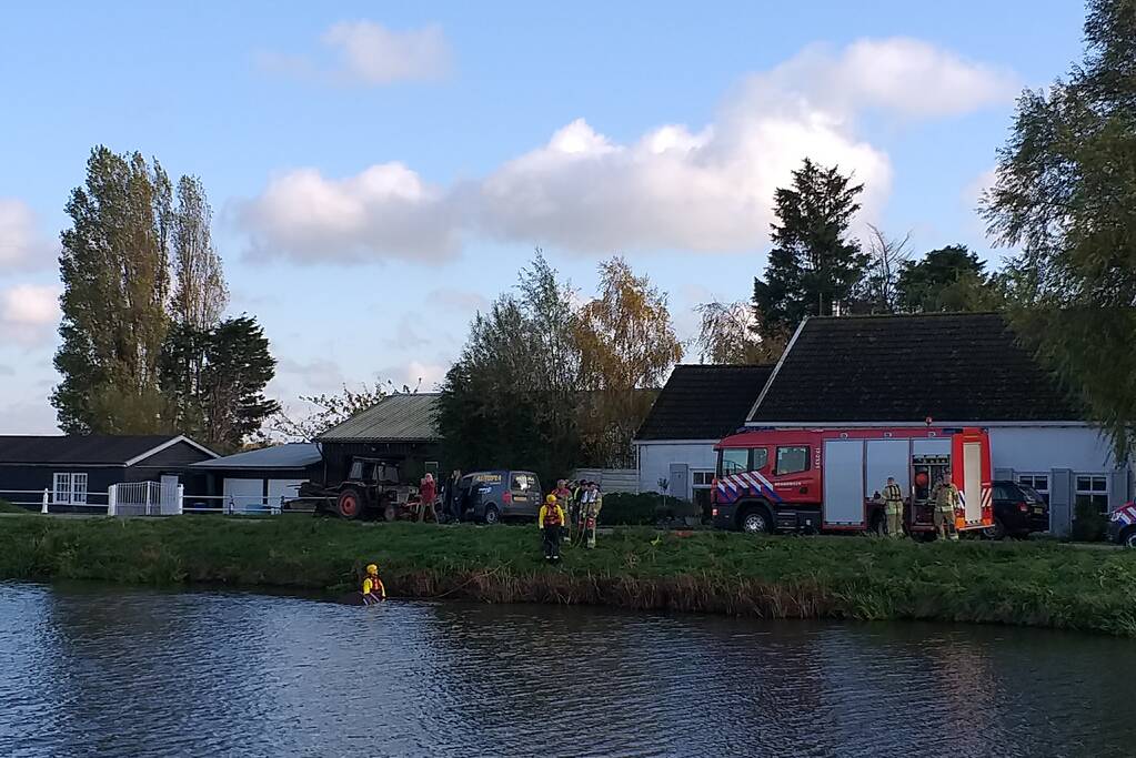 Bestuurder belandt met auto te water na uitwijkmanoeuvre