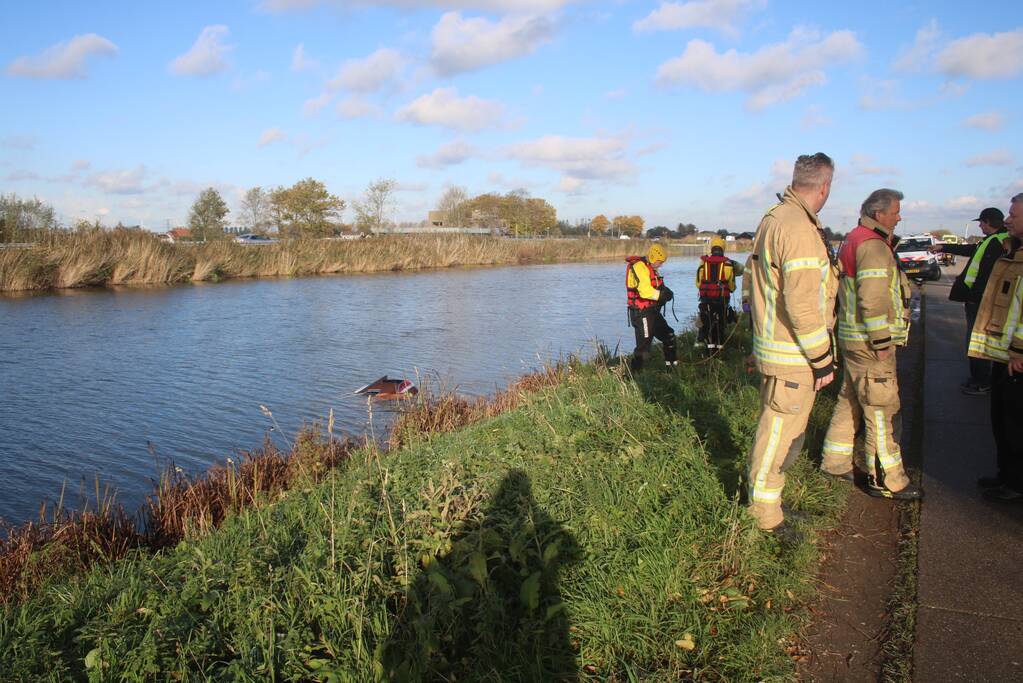 Bestuurder belandt met auto te water na uitwijkmanoeuvre