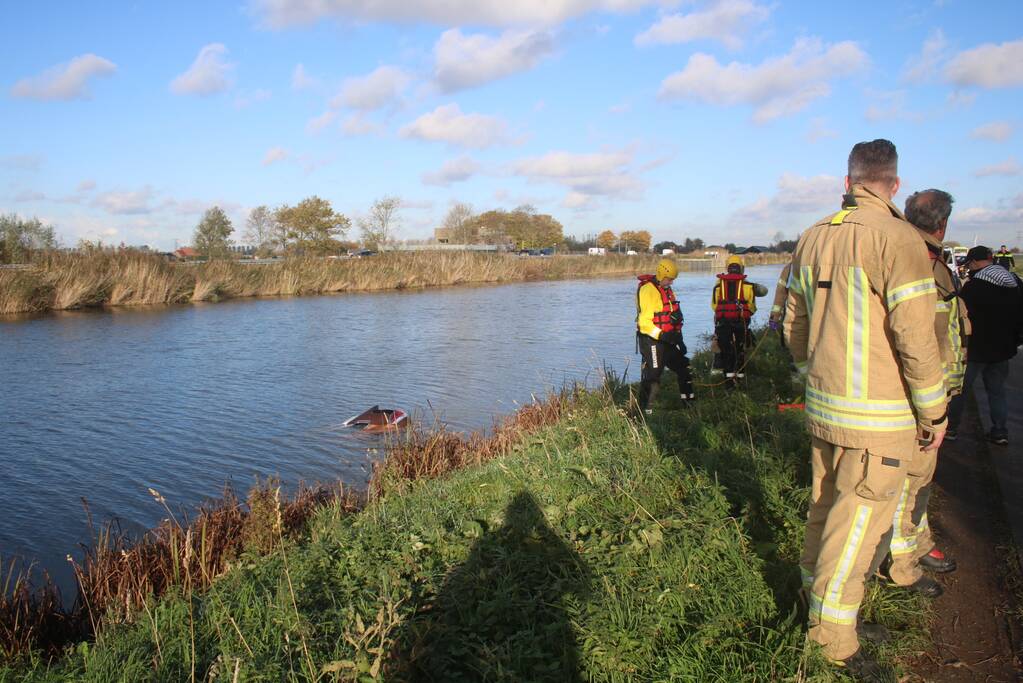 Bestuurder belandt met auto te water na uitwijkmanoeuvre