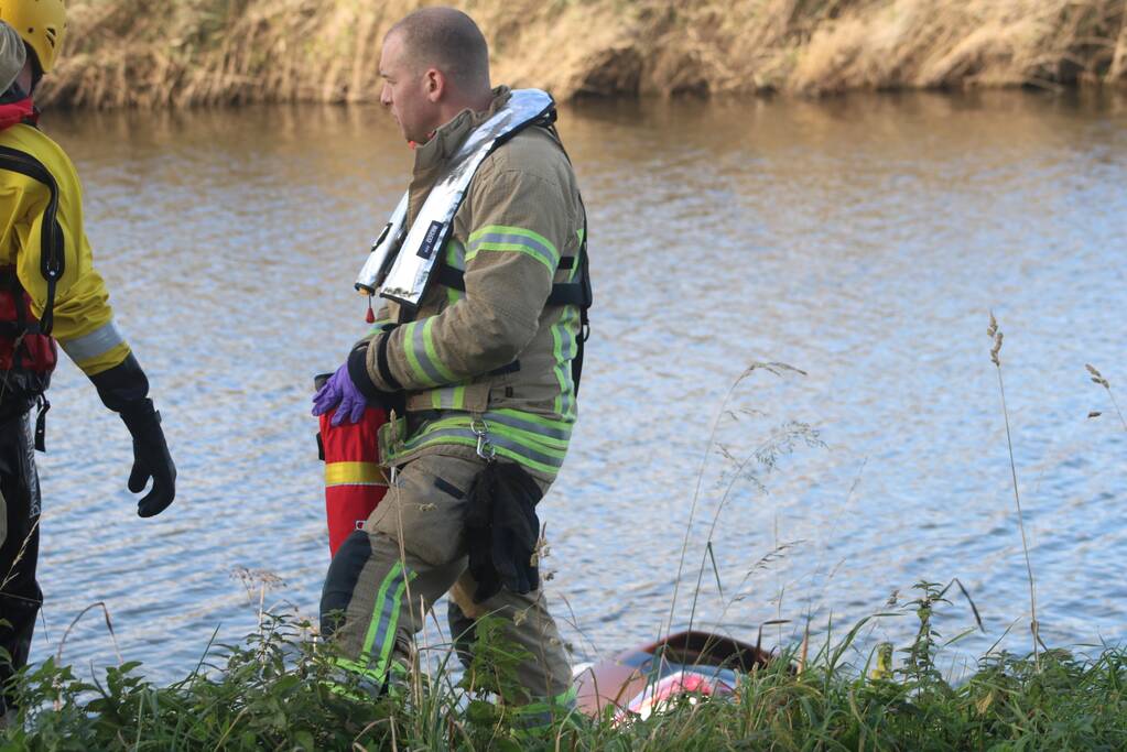 Bestuurder belandt met auto te water na uitwijkmanoeuvre