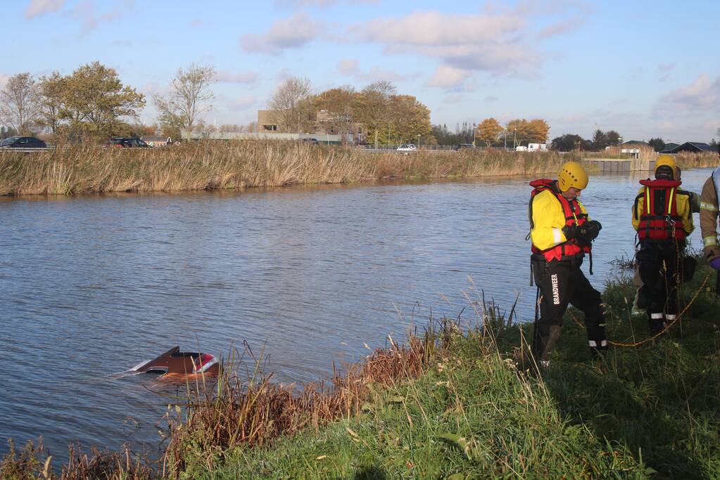 Bestuurder belandt met auto te water na uitwijkmanoeuvre