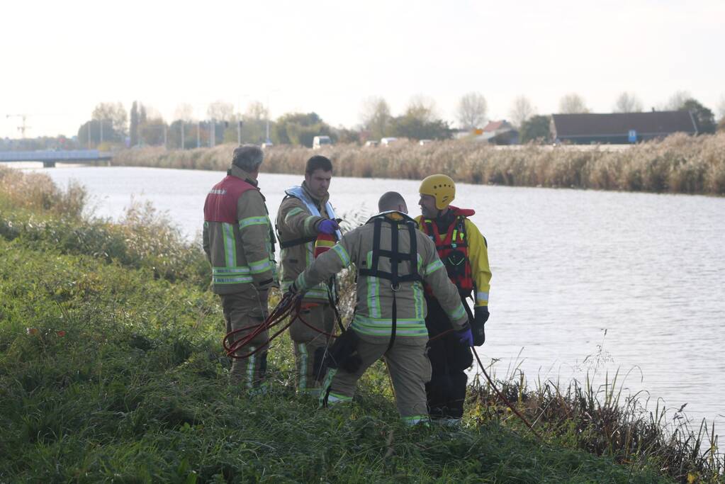 Bestuurder belandt met auto te water na uitwijkmanoeuvre