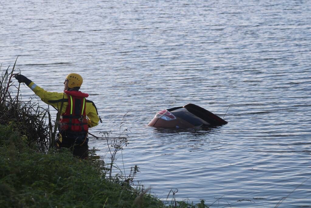 Bestuurder belandt met auto te water na uitwijkmanoeuvre