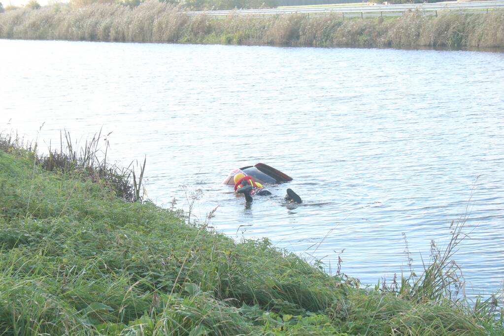 Bestuurder belandt met auto te water na uitwijkmanoeuvre