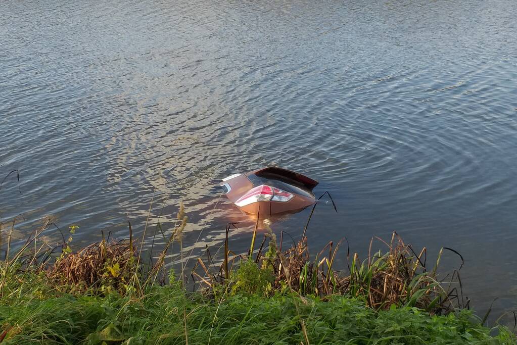 Bestuurder belandt met auto te water na uitwijkmanoeuvre