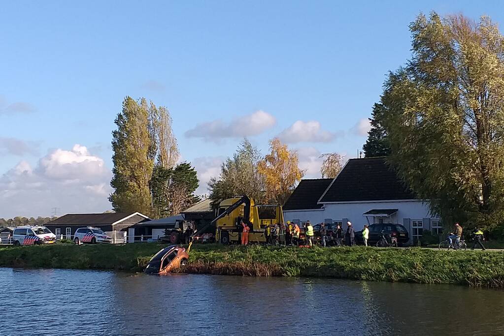 Bestuurder belandt met auto te water na uitwijkmanoeuvre