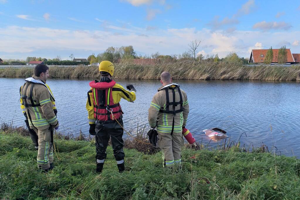 Bestuurder belandt met auto te water na uitwijkmanoeuvre