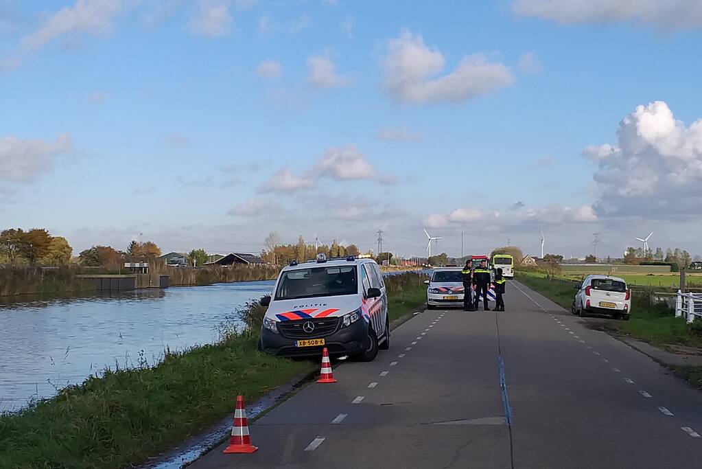 Bestuurder belandt met auto te water na uitwijkmanoeuvre