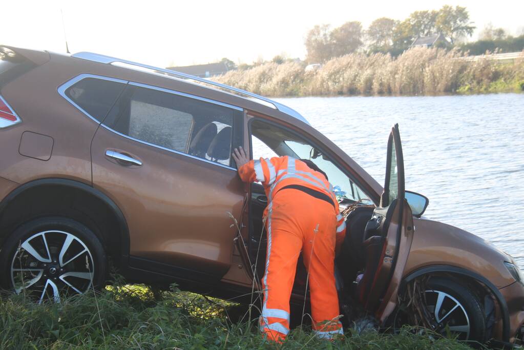 Bestuurder belandt met auto te water na uitwijkmanoeuvre
