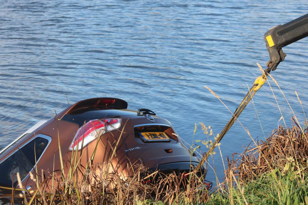 Bestuurder belandt met auto te water na uitwijkmanoeuvre