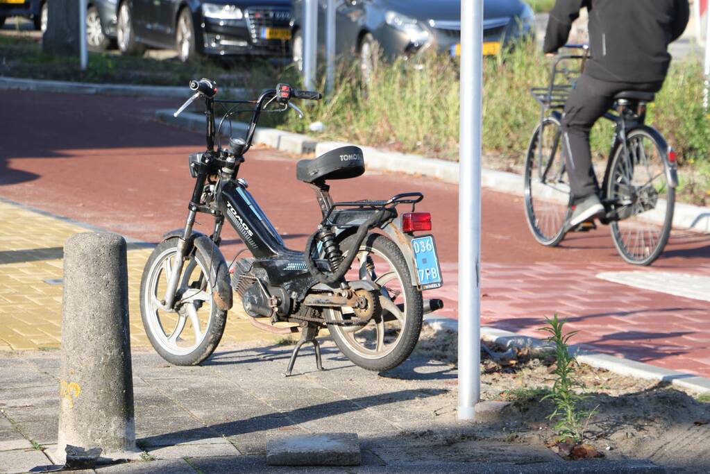 Snorbrommer aangereden door personenauto