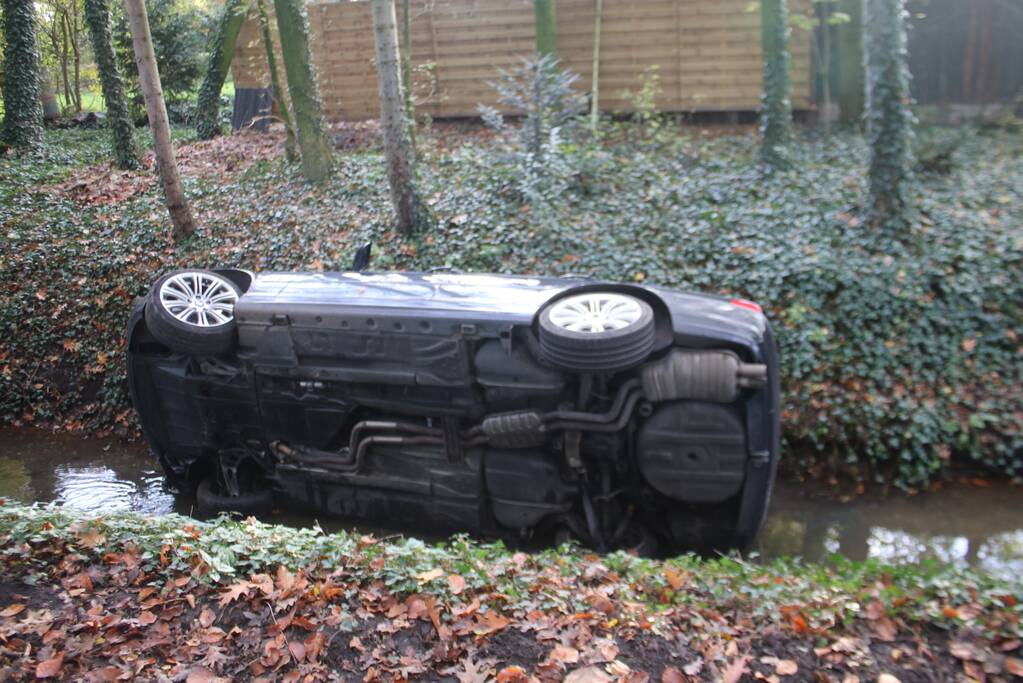 Auto rijdt sloot in