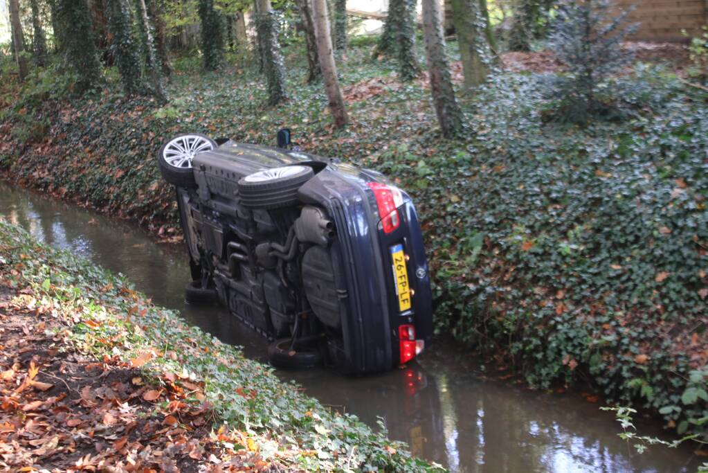 Auto rijdt sloot in