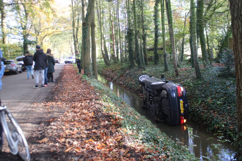 Auto rijdt sloot in