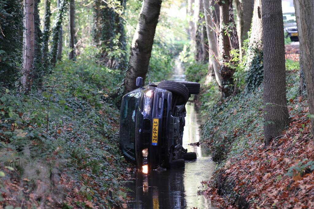 Auto rijdt sloot in