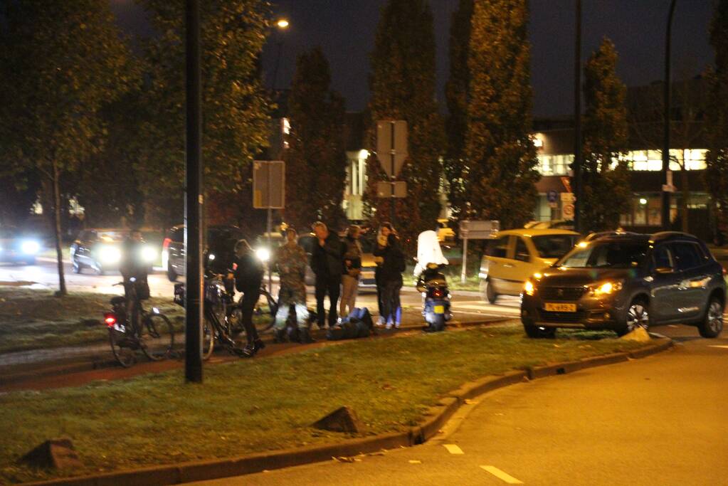 Scooter en fietser botsen op rotonde in Vathorst
