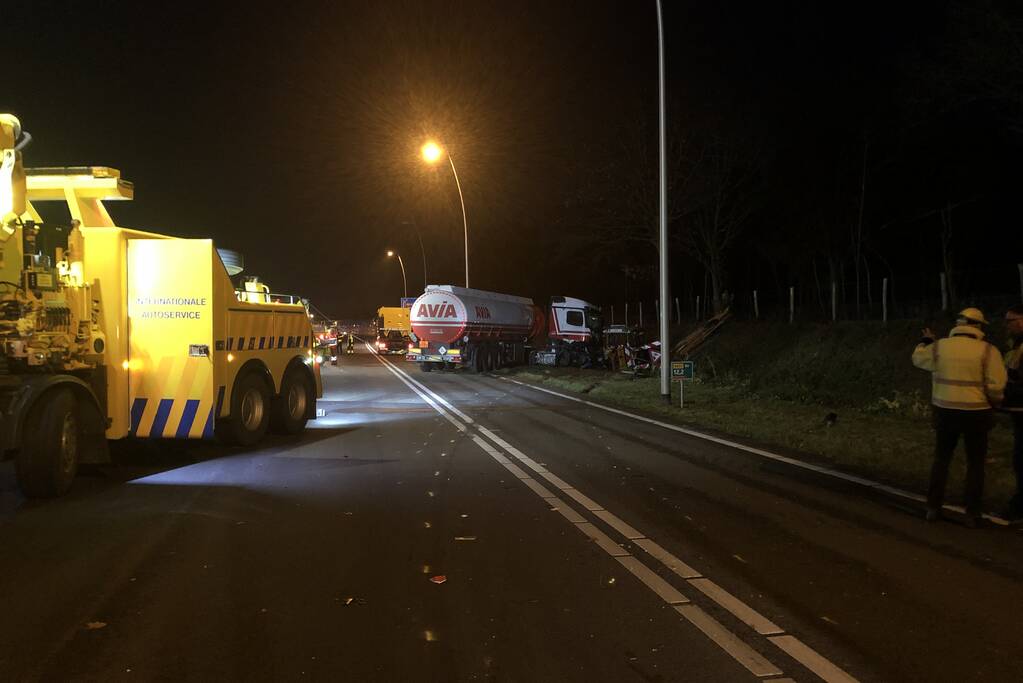 Tankwagen knalt op maaivoertuig, drie personen gewond