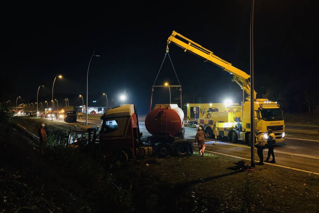 Tankwagen knalt op maaivoertuig, drie personen gewond