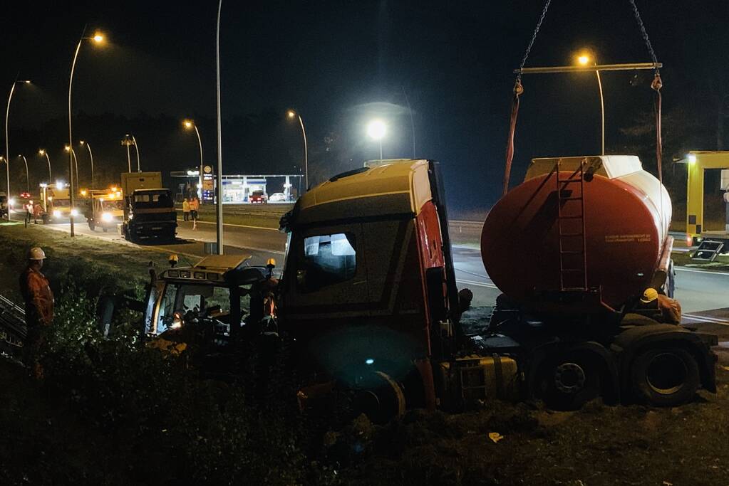 Tankwagen knalt op maaivoertuig, drie personen gewond