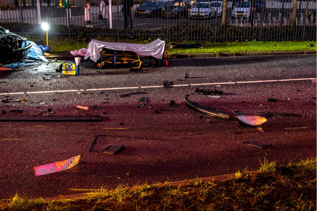 Enorme ravage bij zwaar ongeval in Albrandswaard, twee personen gewond