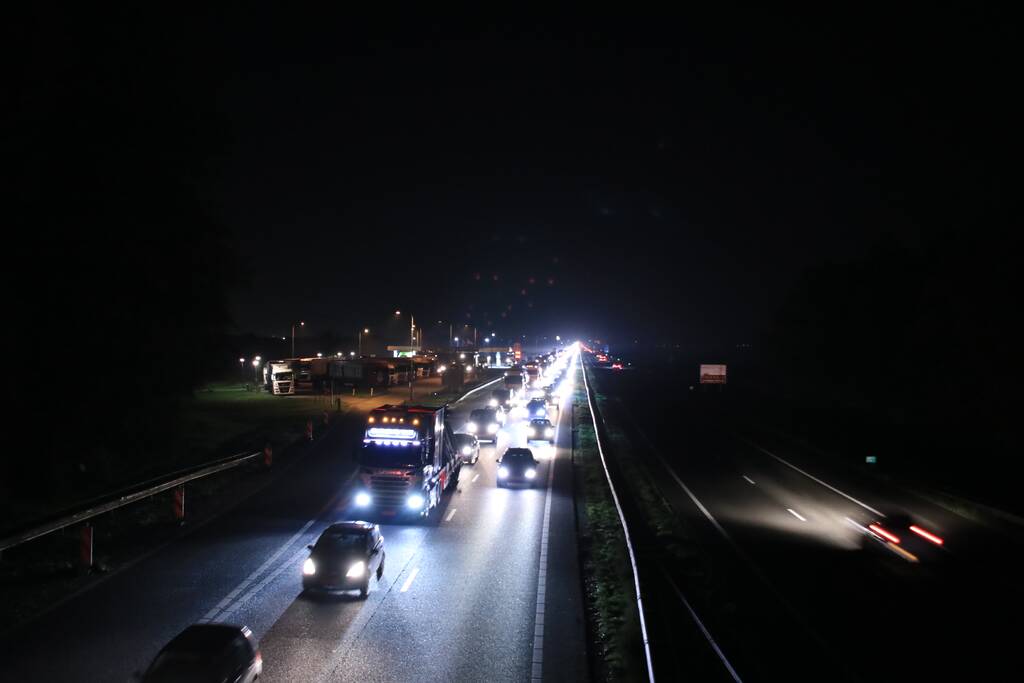 Flinke file na aanrijding met vrachtwagen