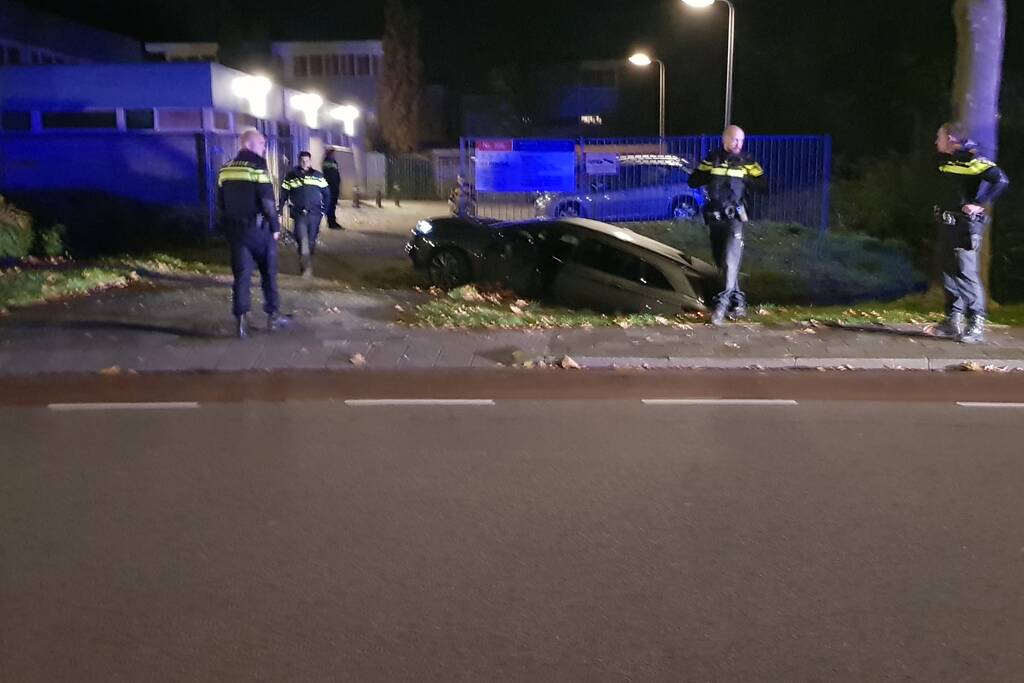 Personenauto belandt in sloot