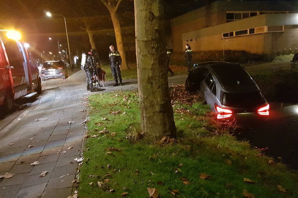 Personenauto belandt in sloot