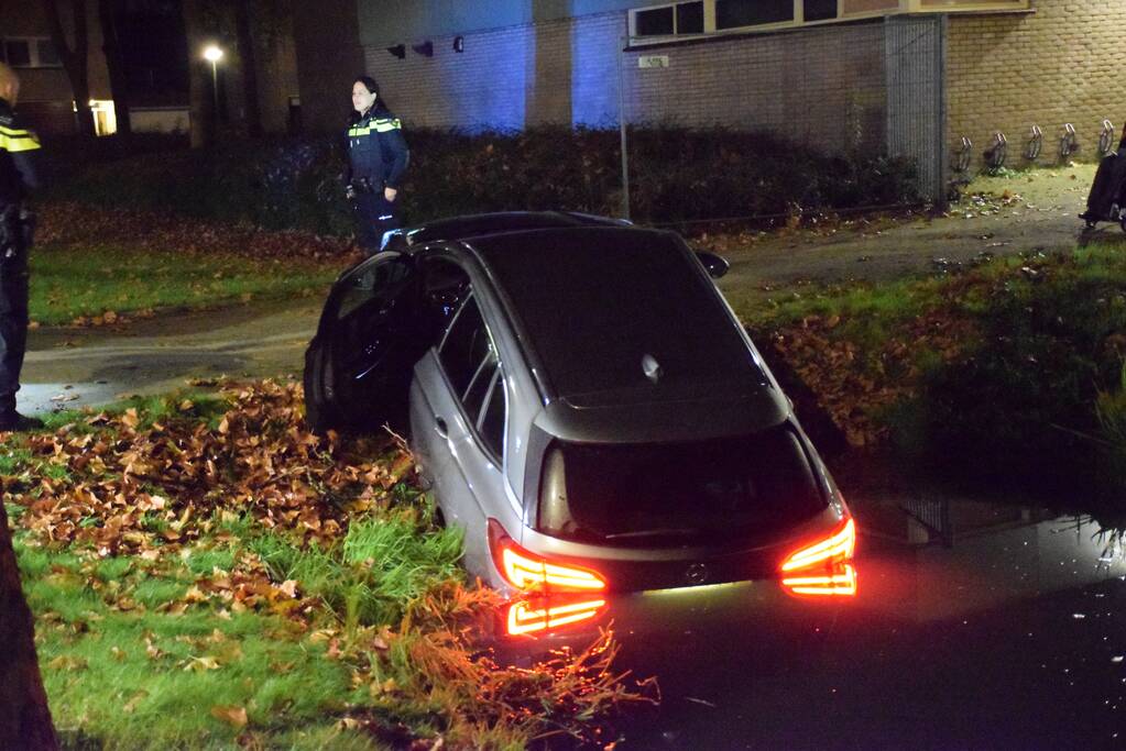 Personenauto belandt in sloot