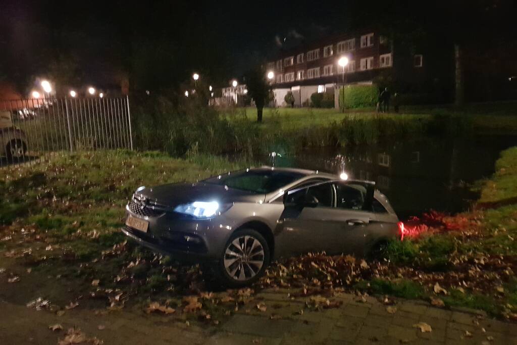 Personenauto belandt in sloot