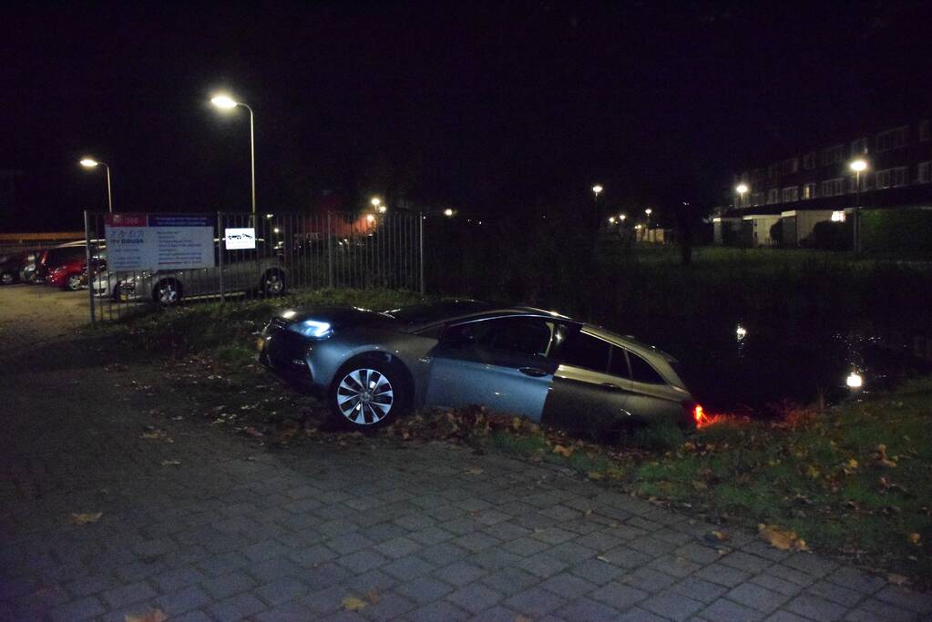 Personenauto belandt in sloot