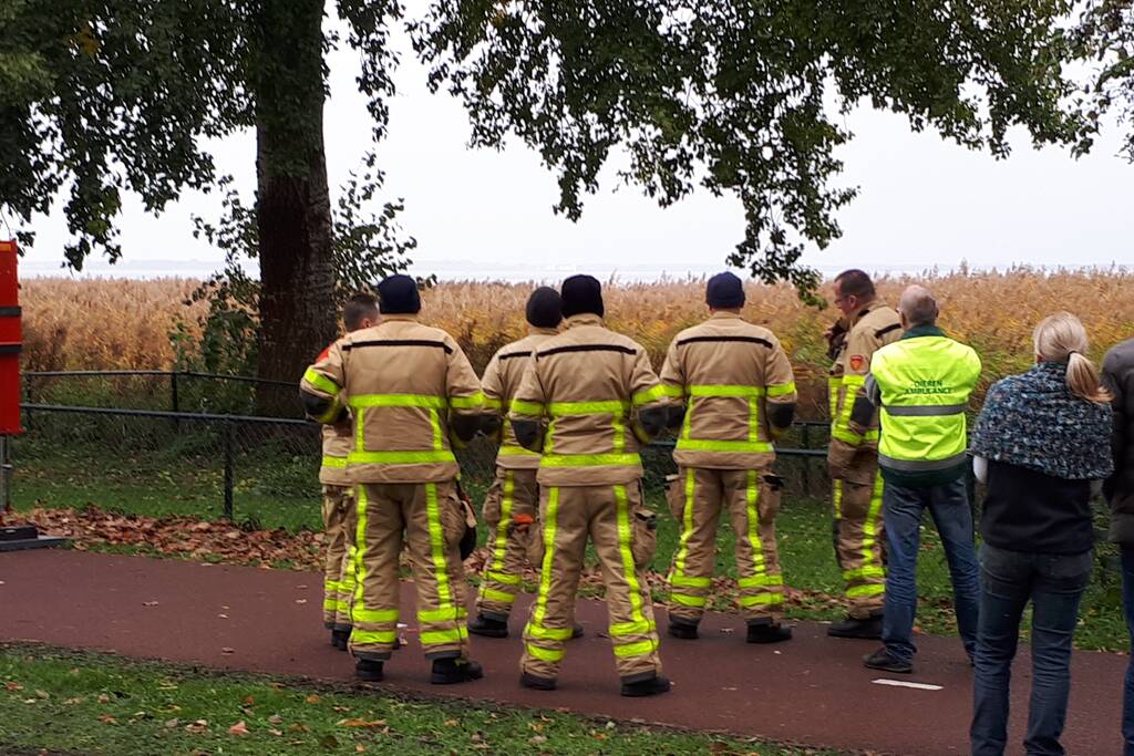 Brandweer doet nog een poging om kat uit boom te halen