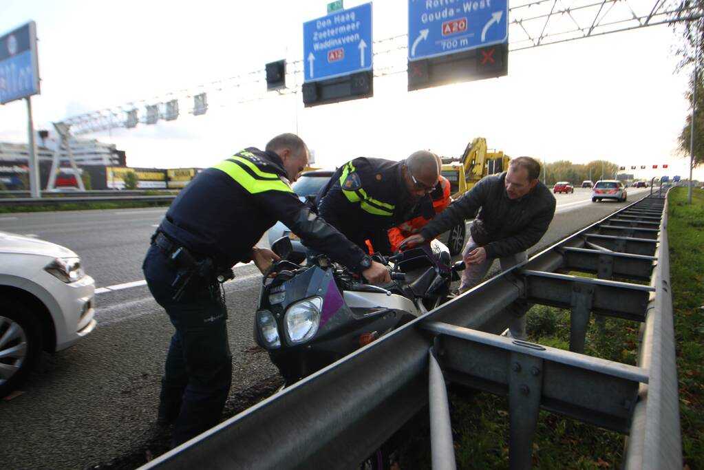 Motor belandt onder vangrail, bestuurder gewond