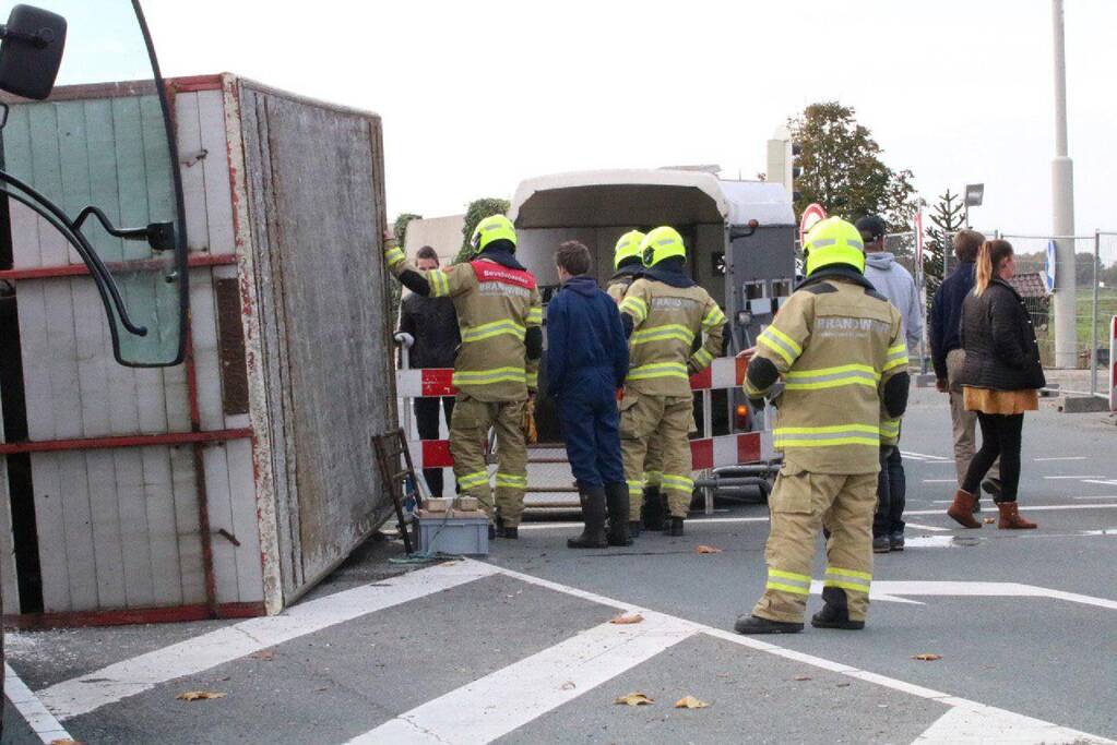 Trailer van tractor met koeien kantelt