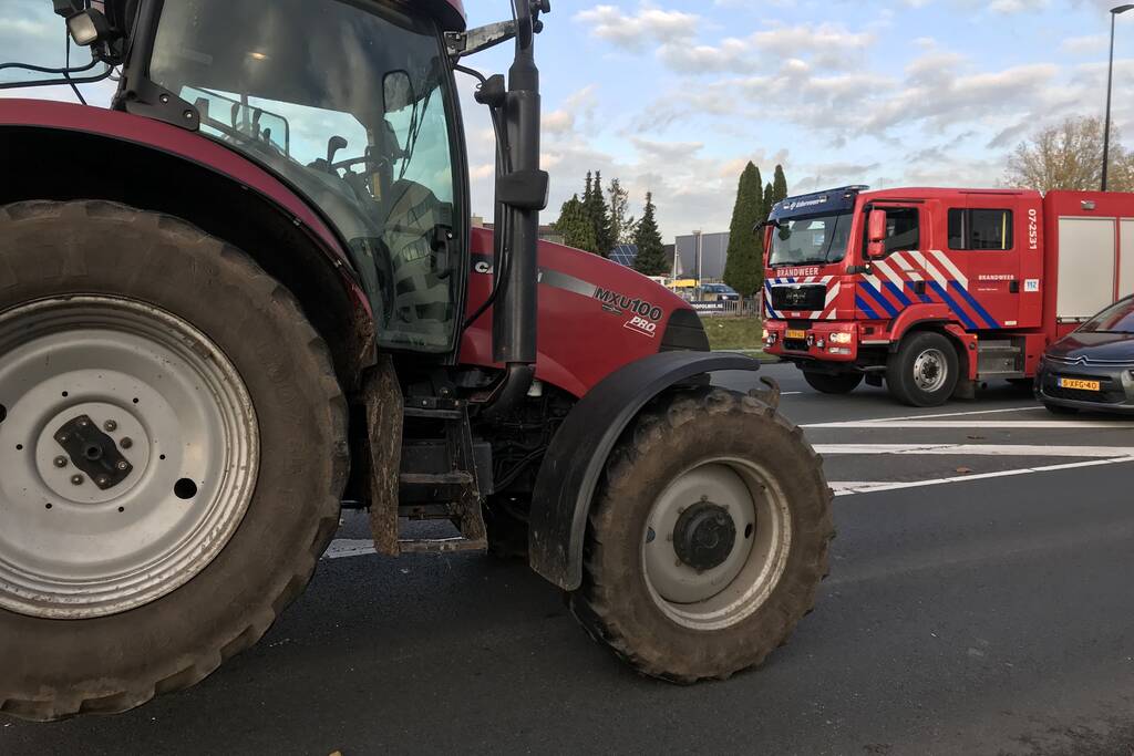 Trailer van tractor met koeien kantelt