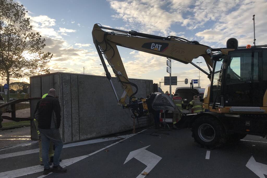 Trailer van tractor met koeien kantelt