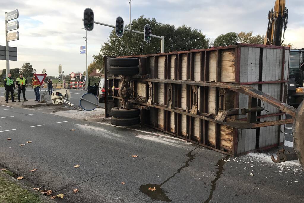 Trailer van tractor met koeien kantelt