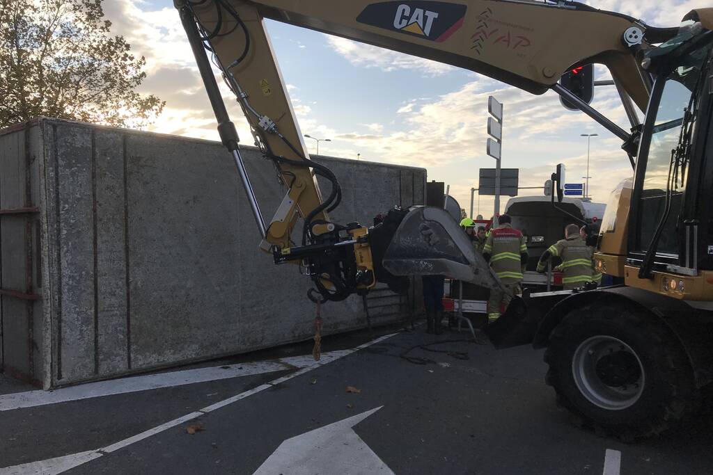 Trailer van tractor met koeien kantelt