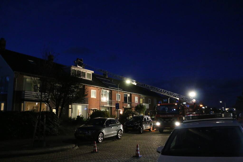 Brandweer veegt schoorsteen na brand